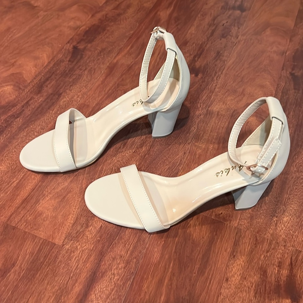 NWOT size 7 cream colored Ankis 3” strappy open toe heels